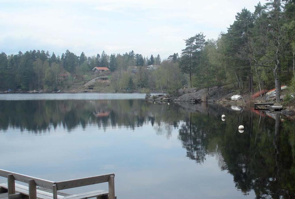 Runt Kvarnsjön i Gladö Kvarn pågår anslutning av fastigheter till kommunalt vatten och avlopp. Foto Iréne Lundberg. Arbetet för att åtgärda utsläpp från enskilda avlopp behöver fortsätta.