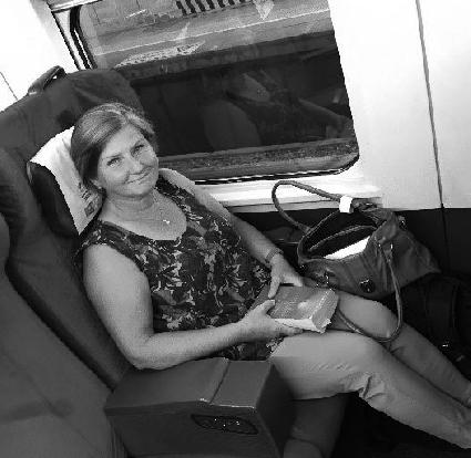Måndagen den 14 oktober Helen Tronstad tog tåget till Australien Helen Tronstad känner vi igen som meteorolog i TV. En tjänst som hon lämnade när hon gick i pension i april 2017.