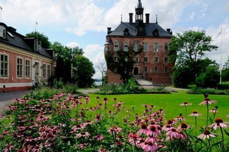 över hela salongen. Man ska således få lika bra ljud var man än sitter. Hörselslingan har också uppgraderats, så den kan öka i volym om så behövs.