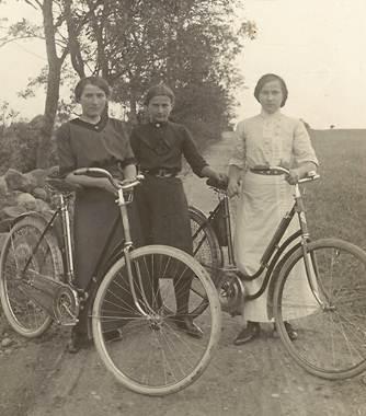 Cykeln tema i detta brev Från cykelns barndom. Sannolikt omkr. 1905. Bild från Kristina Lindgren. Cykeln är ett av de temata, som präglar detta Nyhetsbrev.