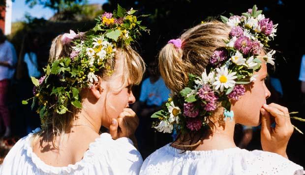 Midsommarafton i Granstugan Klockan 14.00 inleds midsommarfirandet i Granstugans trädgård.