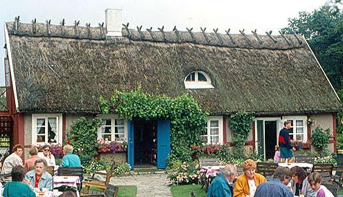Därefter åker vi vidare till Jonstorps kyrka, där vi får en guidad tur.