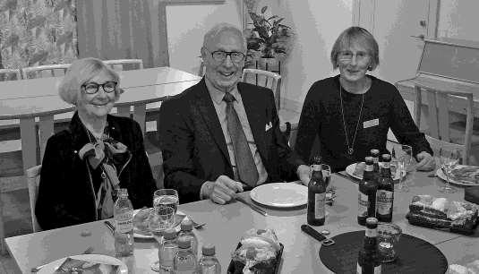 Fanny och Sven Erik Westin var två av de nya medlemmarna som deltog i välkomstlunchen på S:t Larsgården i början av november. T h styrelsens sekreterare Elisabeth Bergendal Stenberg. K-G Holmgren.