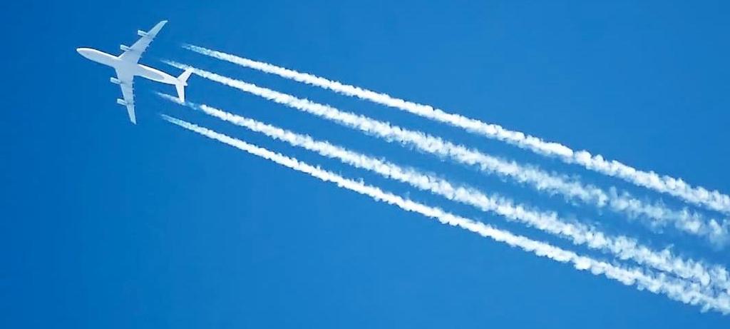 Flygets höghöjdseffekt Flygets utsläpp på hög höjd av kväveoxider och vattenånga ger upphov till kondensstrimmor och moln som också har en klimatpåverkan Uppräkningsfaktor för flygets totala