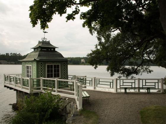 Andra mäktiga Svenska adelsätter som lämnat spår i kyrkan är Oxenstierna är Posse. Nibble gård. Gårdsbutik med både ätbart, användbart och njutbart. Ett musteri och ett kafé.