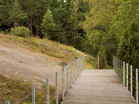 En kuriosa är att man betalar som i en parkeringsavgift för att besöka slottsparken som är öppen dagligen 8-20.