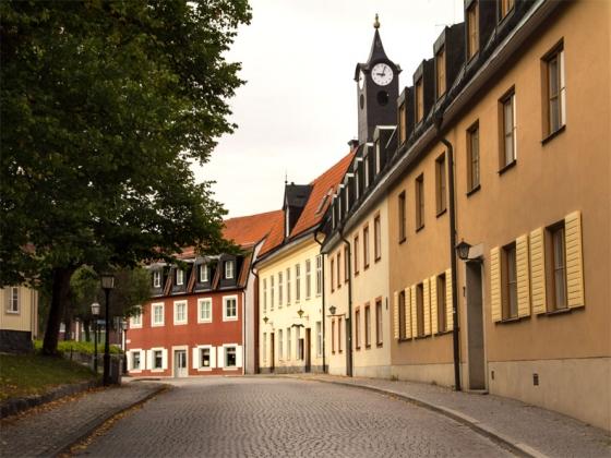 Efter en promenad på 700 m kommer man till denna praktfulla ristning. Den är unik på flera sätt. Dels för att den är hela 4 lång men den har även en ovanlig mer realistisk utformning.