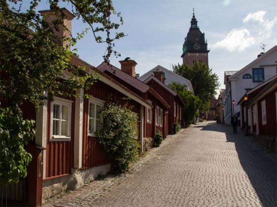 Här finns även Sveriges äldsta värdshus, Gripsholms värdshus. Sekelskiftesgården Callanderska gården, ruinen av Kärnby kyrka och naturreservatet Hjorthagen är annat sevärt.