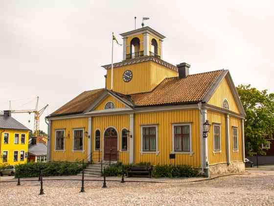 Eskilstuna har fått sitt namn efter Eskil som försökte kristna Sörmlänningarna men de tackade nej och hade ihjäl honom.