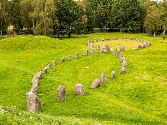 Landets första gymnasieskola grundades här 1623 och brevid domkyrkan står grundaren Johannes Rudbeckius staty en bit från dagens gymnasieskolebyggnad från.