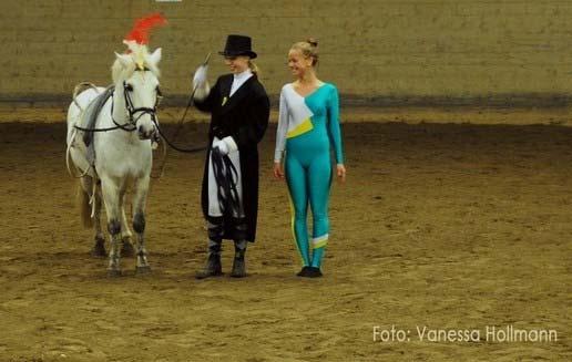 Banjo som cirkus häst med Josefin och Josefine.