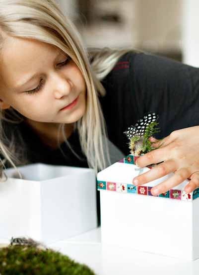 familjen jansson Teverummet på övre våningen är möblerat med enkelt flyttbara småmöbler. Korgstol och pall, Bloomingville. Bord, Bolia. Adventsstjärna i linne, Markslöjd.