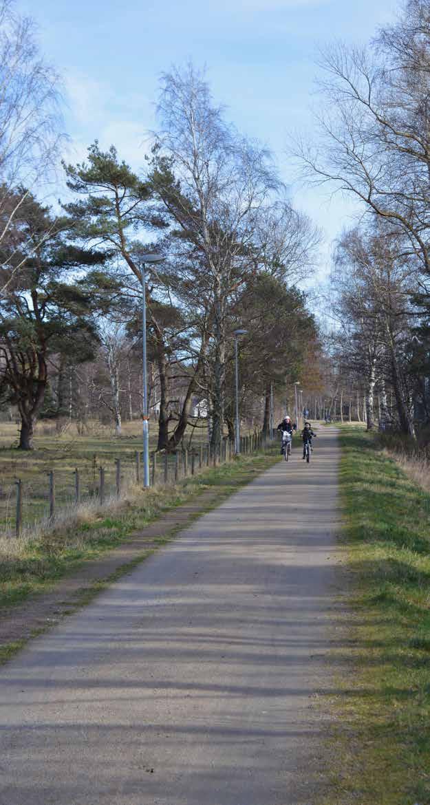 Läget ytterst i huset är verkligen tacknämligt. Känslan är fri och öppen mot grönområdet längs havet.