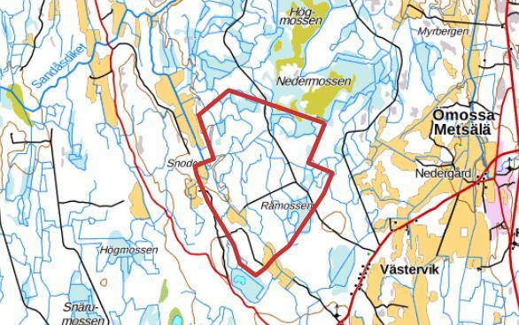 Omgivningen består till största delen av obebyggda skogsmarker i ekonomibruk blandat med lägre belägna partier och åkermark.