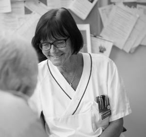 DISTRIKTSSKÖTERSKA En distriktssköterska arbetar hälsofrämjande genom att ge råd och stötta vid livsstilsförändringar som behövs vid vissa sjukdomar.