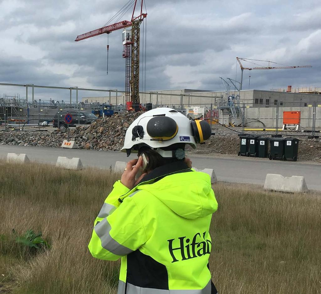 Förutom att höja kunskapen om säkerhet på bygget så handlar Helenas arbete mycket om att vara ute på byggarbetsplatsen.