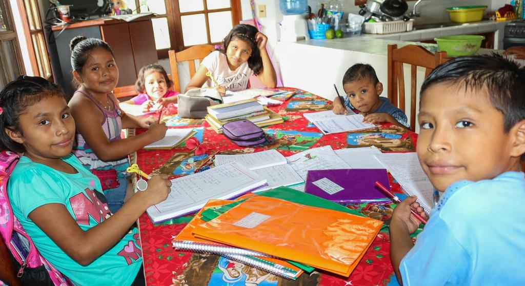 Diana och hennes fem syskon gör läxorna tillsammans vid matbordet. Foto: SOS Arkiv Lyckan i att bara få vara barn Faicele och hennes sju barn, mellan 2 och 15 år gamla, bodde i ett hus med två rum.