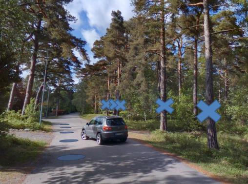 Skogsområdet (markerat NATUR ) på sträckan 140 m norr om korsningen med Brändtorpsvägen kommer enligt antagen detaljplan att bli knappt 20 m bred.