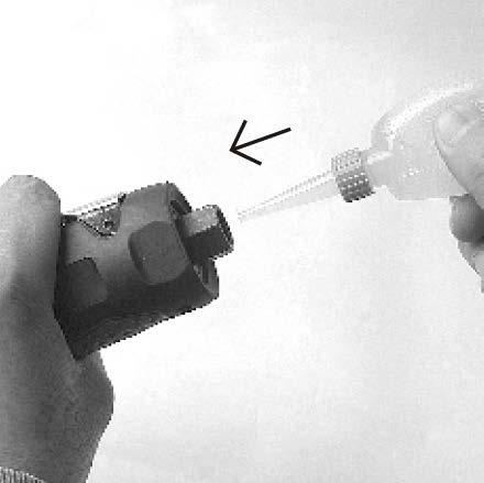 Follow the instructions below for manual lubrication. 1. Disconnect the compressed air supply. 2. Apply a few drops of pneumatic oil in the tool s air intake.