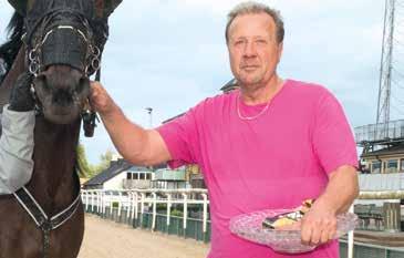 Och det är som Månads Hästägare för feruari som Mikael livit aktll. Hans Sinfonia d Amore vann ett V lopp på Solvalla tillsammans med Örjan Kihlström. Det är klart att jag var med på Solvalla.