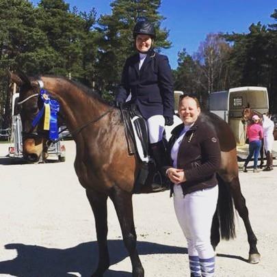 Malin Lindenfalk och Helena Södermark 8e. FÄLTTÄVLAN I år har klubben hyrt ut terrängbanan till privata ryttare från andra klubbar. Klubbens egna ryttare har även kunnat nyttja den på all obokad tid.