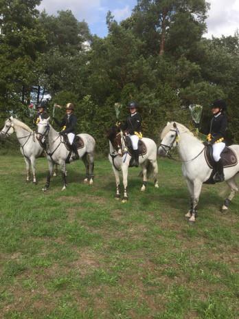 GM laget: Tilde, Signe, Saga och Filippa 8b. HOPPNING RIDHÄST Tävlingsåret började som vanligt med släktfejden som tyvärr minskat deltagandet genom åren.