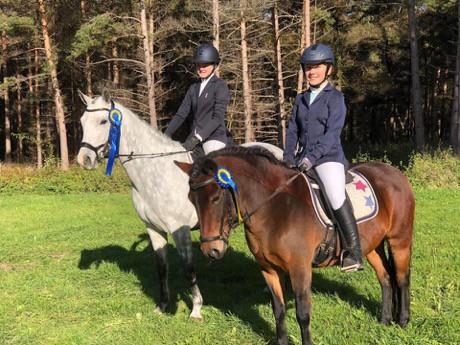 Signe Hoas och Amina Björklund 8d. DRESSYR RIDHÄST Under 2018 har GLR anordnat två dressyrtävlingar för ridhäst, förlagt på en helg på våren och en helg på hösten.