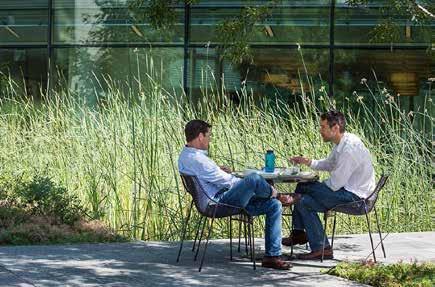 Genom workshops och intervjuer samlade projektgruppen kunskap och erfarenhet från interna kompetenser (arkitektur, landskap, vård, forskning, hållbarhet, säkerhet), representanter från