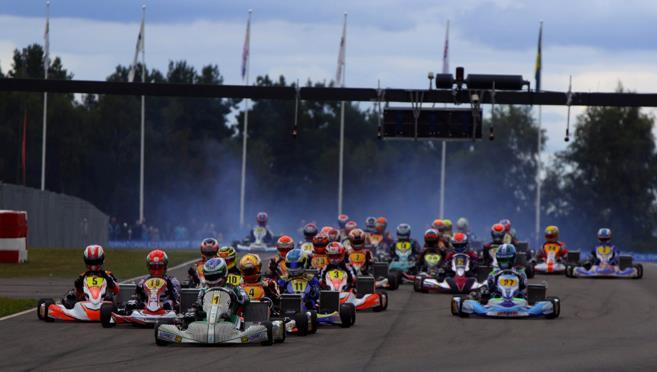 Tävlingsledningen påbörjar SLOW processen Flaggor Alla flaggposteringar visar gula flaggor fast och SLOW skylt. Ljussignal Det inbyggda Pace Car som består av enkelt blinkande gult ljus.