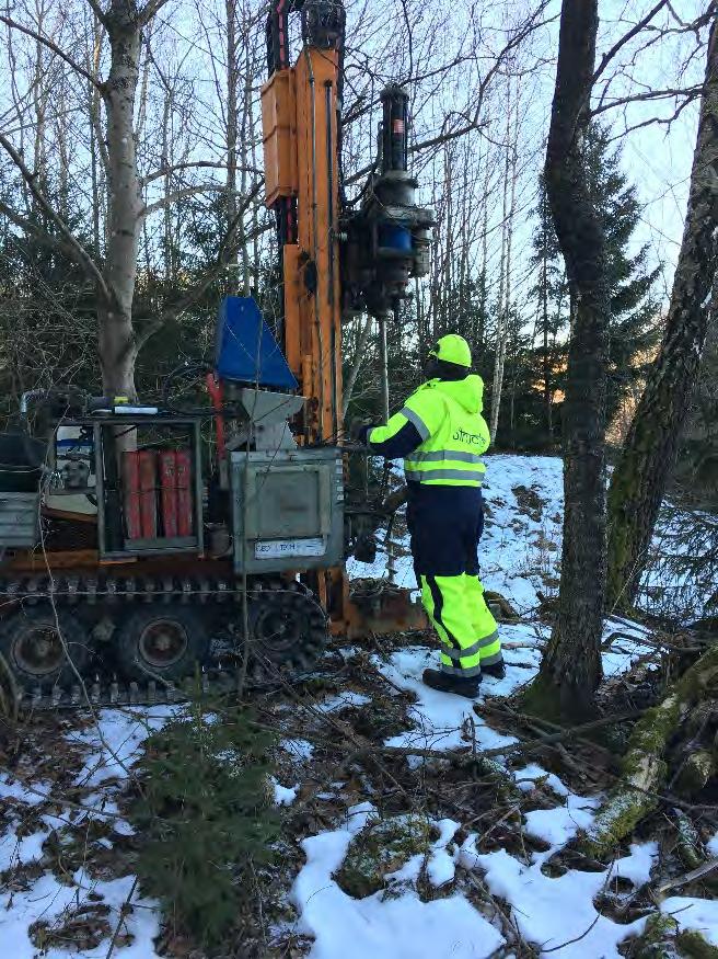 9 5 Utförande 5.1 Metod allmänt Provtagning skedde den 8:e februari 217. Vädret var soligt och temperaturen ca -5 C. Provtagningen gjordes med borrbandvagn (Figur 5.1).