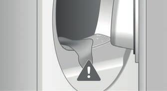 Lägg i tvätten Kontrollera noggrant att det inte ligger föremål i trumman och i tvättmedelsfacket, som kan skada maskinen (mynt, spikar, gem etc.). Lägg tvätten löst i trumman.