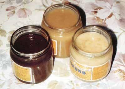 Honung Honung består huvudsakligen av olika former av socker, framför allt av fruktos och glukos, samt av andra ämnen såsom organiska syror, enzymer och fasta partiklar från insamlingen av honungen.