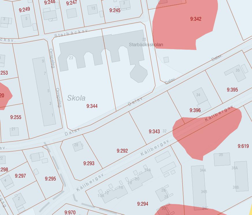 repo001.docx 2015-10-05 Figur 2. Fastighetskarta och SGUs jordartskarta i skalan 1:50 000. Ljusblå färg representerar sandig morän, röd representerar berg i dagen.