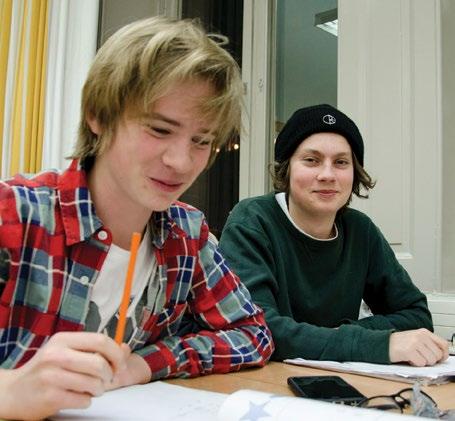 En del kommer för att få hjälp inför ett prov medan andra
