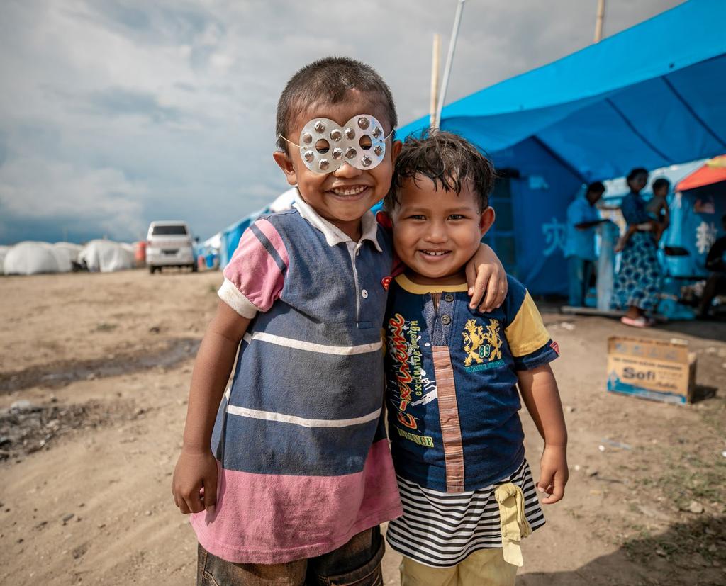 Två pojkar leker utanför familjens tält i Petobo, Indonesien. Indonesien drabbades i september 2018 av en stor tsunami i vilken människor förlorade sina hem.