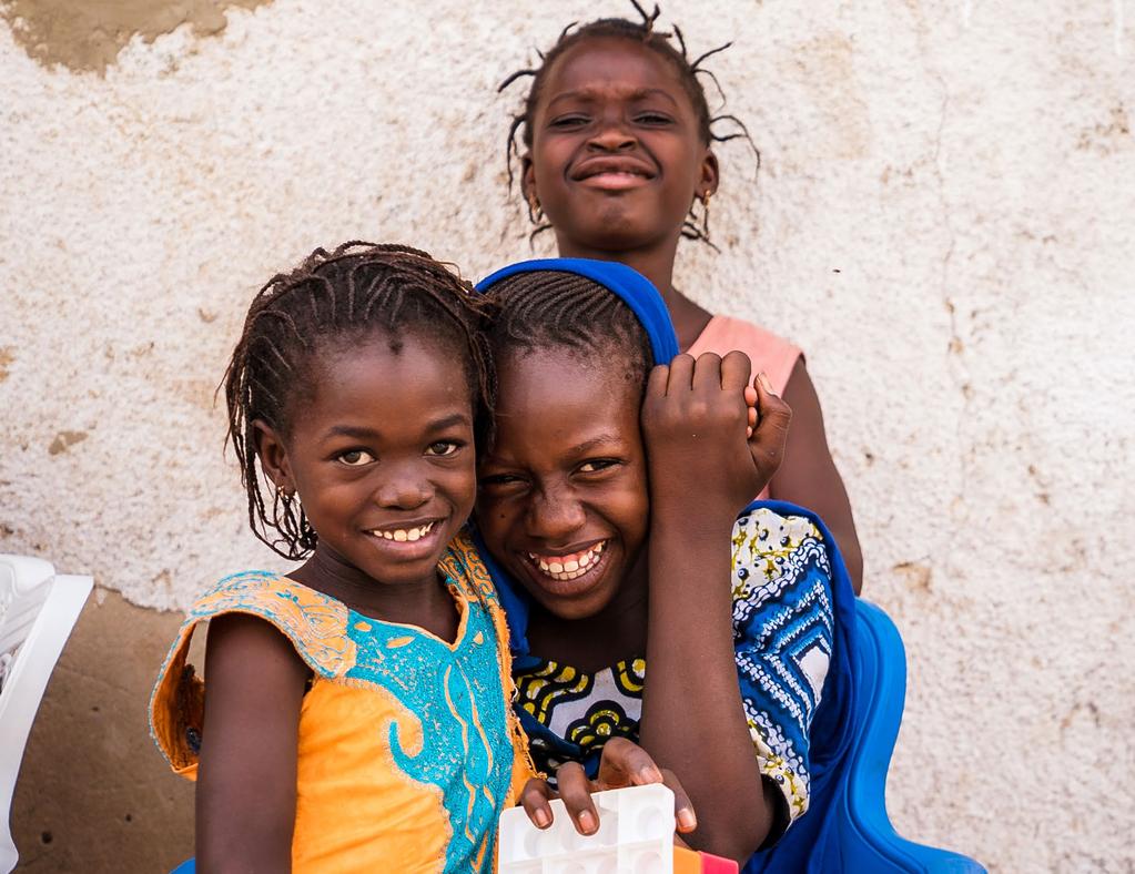 Flickor i Senegal, ett land där insamlade medel till Världens Barn bidrar till arbetet mot könsstympning.