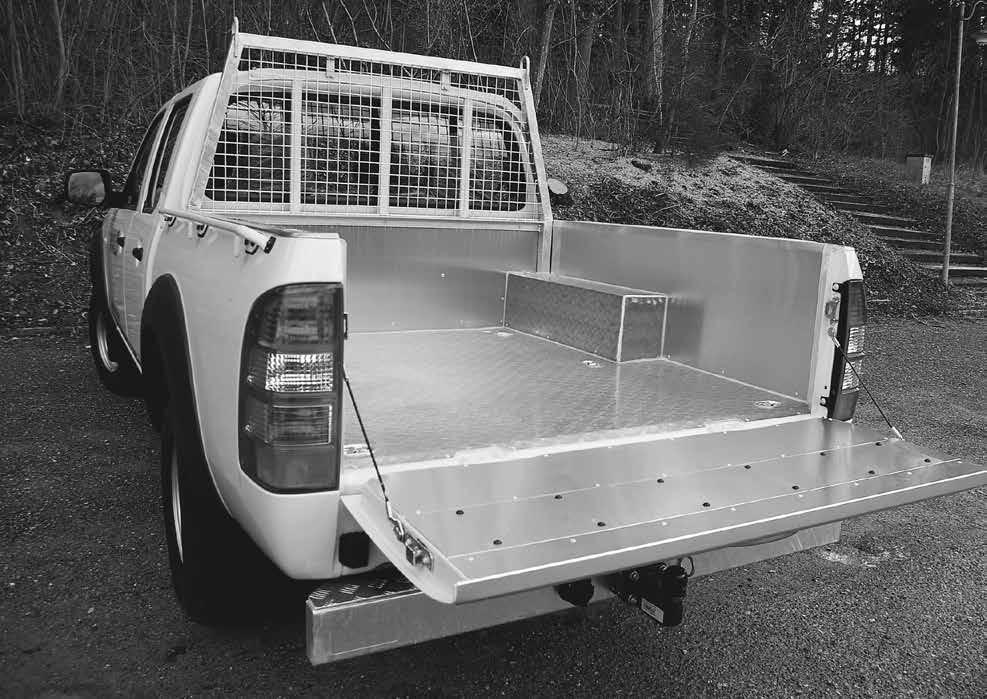 Fullback I Pickup Ladeflächenverkleidung I Stangenträger BRÜCKENLÄNGE IN CHF Ladeflächenverkleidung Original-Fahrzeugboden und Bordwände mit Dinitrol-Rostschutz Boden 3 mm glatt oder 2/4 mm gerippt