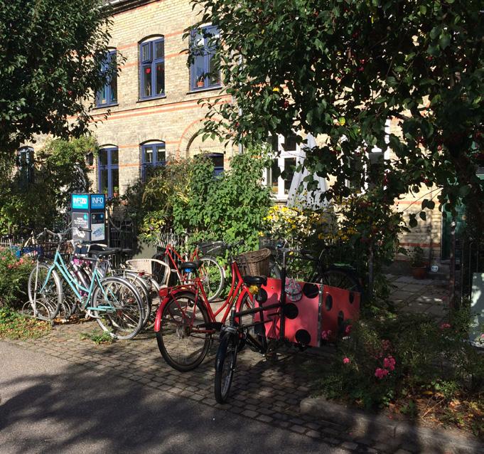 Arkitektoniska styrelement: Kvartersgräns I gatuliv, runt kvarteret - där det privata rummet möter den offentliga gatan. Enhetlig färgskala med varierat utförande, material samt omfattning.