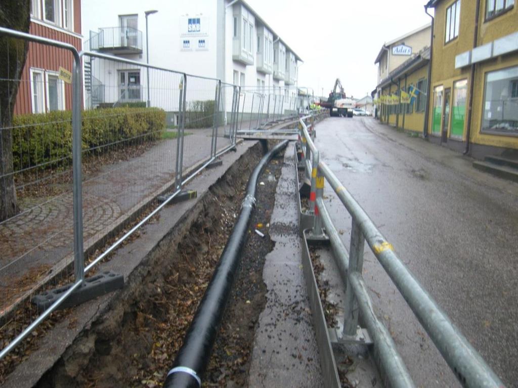 Figur. 5. Schaktet i Norra Tullportsgatan vid punkt C och D går till stor del i störningar. Foto mot nordöst. djup (se Bilaga).