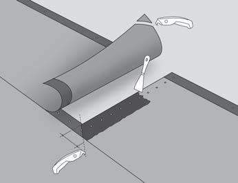 Avlägsna skyddsplasten från limkanten på ovansidan av det första membranet och spika fast membranet i underlaget i sicksack på limkanten med 100 mm mellanrum. Obs.