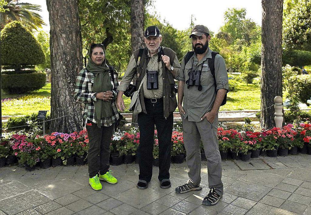 Elham Shaniti, MU och Ehsan, Eram Garden 12 april. Foto: okänd INLEDNING Fåglar, Esfahan och Persepolis Iran i april är den ultimata Natur- och Kulturresan.