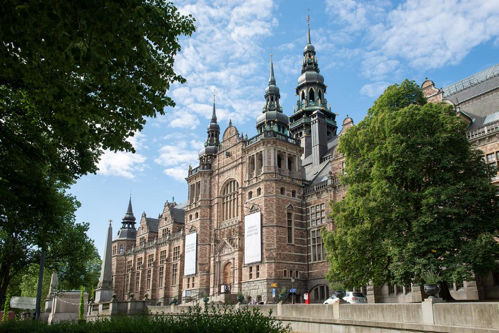 Välkommen till Nordiska museet Om du kommer till Nordiska museet så kan du se hur man levde förr. Du kan titta på hur man bodde förr och vilka möbler man hade.