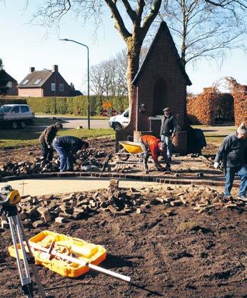 Er zijn nieuwe voetpaden aangelegd, de jeugd heeft een nieuwe speeltuin gekregen en de veste voor de kerk is opgeknapt. Het dorp bruist, maar dat is wel eens anders geweest.