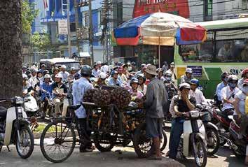 Ett par timmars bilresa från Halong Bay ligger Vietnams huvudstad Hanoi.