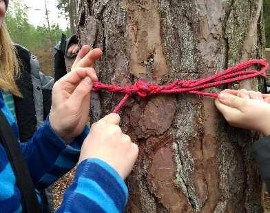 Vi är även på vår baslägerplats i VOK där vi bygger och fixar med våra vindskydd, leksaker och andra praktiska saker vi har.