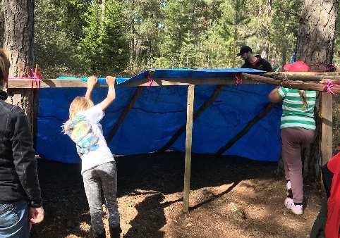 Vi gör också flera utflykter till vatten av olika slag där vi ibland paddlar kanot men också leker och täljer barkbåtar, tittar på