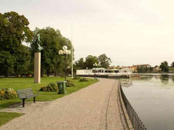 Man får det bästa av stan om man rör sig i gamla delarna kring rådhustorget, kyrkan samt ser utsikten från kvarnen.