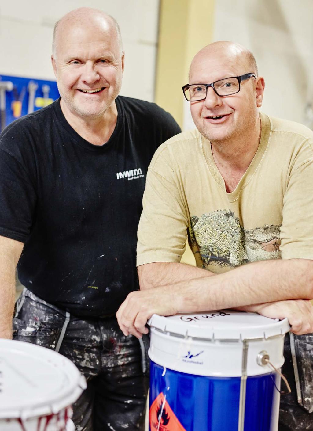 Thomas och Jan i måleriet. 10 STEG TILL FÄRDIG DÖRR Materialet kommer i standardmoduler men kapas på beställning.