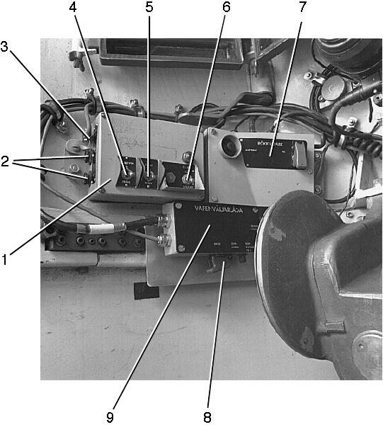 Elsystem och sambandsutrustning Avfyrings- och vapenväljarlådor På vapenhuvens vänstra innervägg sitter en avfyringslåda för kanonen, en avfyringslåda för rökkastarna samt en vapenväljarlåda.