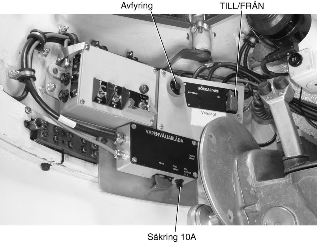 Avfyringsinrättning VARNING Skyttens lucka skall vara stängd och reglad vid avfyring av rökkastare. Luckan saknar säkerhetsbrytare. Bild 37.
